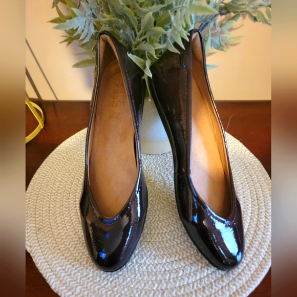 Beautiful Naturalizer Brown Patent Leather Flats - Picture 1 of 9
